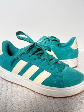 Adidas Campus Sneakers Green & Cream Size 8.5 Thick Laces like New worn once
